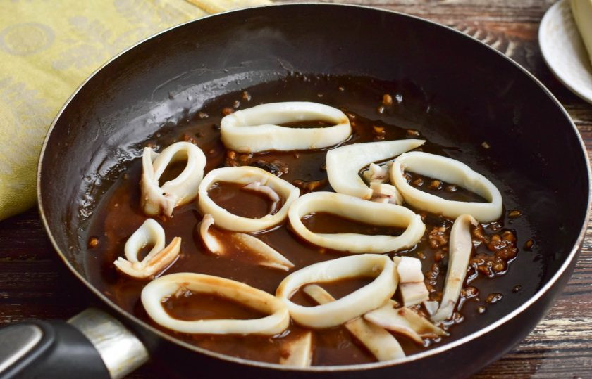 1. Этап. Кальмары в соусе терияки: Выложите в подготовленный соус.