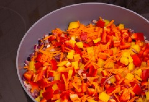 1. Этап. Кабачки с болгарским перцем: Теперь выкладываем перец. Тушим 5 минут под крышкой.