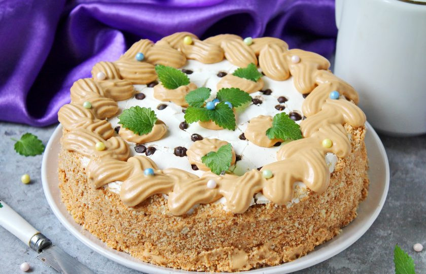 1. Этап. Торт с песочными коржами и безе: Промажьте бока кремом и обсыпьте получившейся крошкой. Уберите торт в холодильник на 8 часов. После этого украсьте торт по своему усмотрению и подавайте к столу.