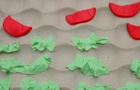 1. Этап. Торт Гамбургер: 5. Небольшое количество мастики окрасить с помощью пищевых красителей и слепить элементы начинки - листики салата, бекона, помидор и т.д.