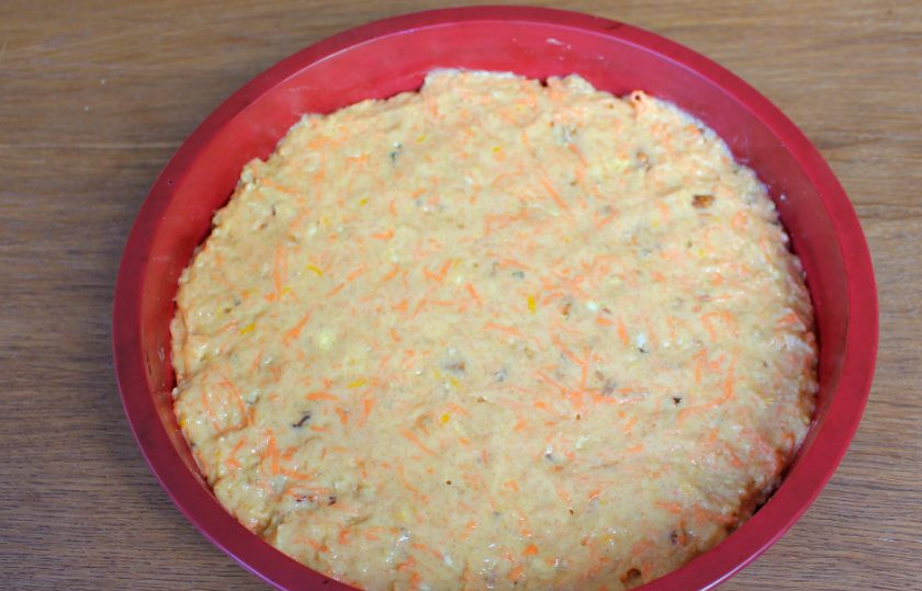 1. Этап. Морковный пирог без яиц: Перекладываем тесто в силиконовую форму и отправляем в разогретую духовку. Выпекаем при температуре 180-190 градусов, около 30 минут.