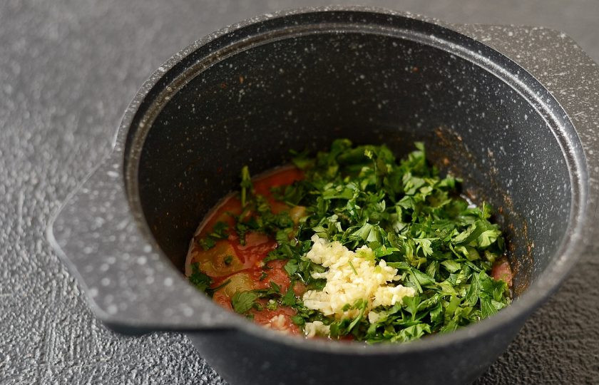 1. Этап. Лечо из горького перца: Затем добавьте мелко порубленную зелень и измельченный чеснок, прокипятите еще 10 минут.