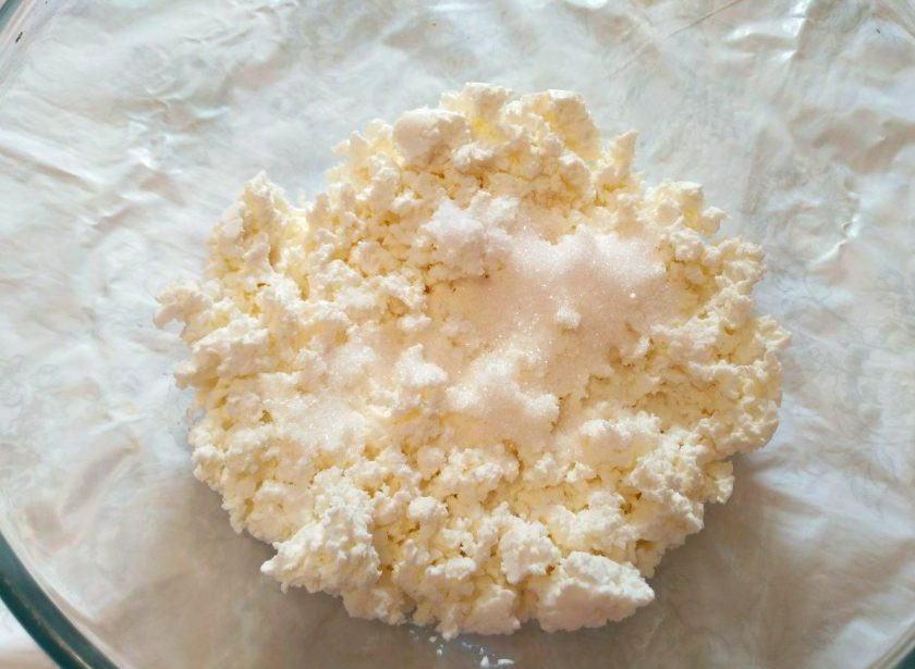 1. Этап. Творожные пышки: Творог разомните с солью и сахарным песком, добиваясь того, чтобы творожные зёрна стали мельче.