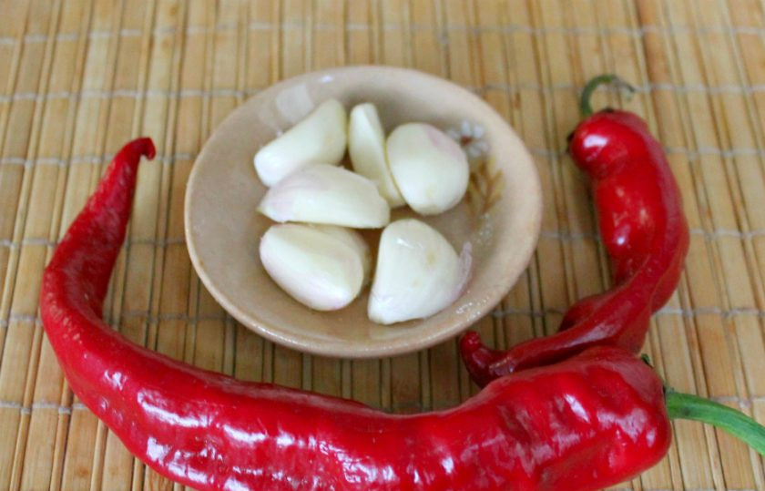 1. Этап. Аджика из баклажанов и помидоров: Добавляем перец и чеснок, пропускаем через мясорубку.