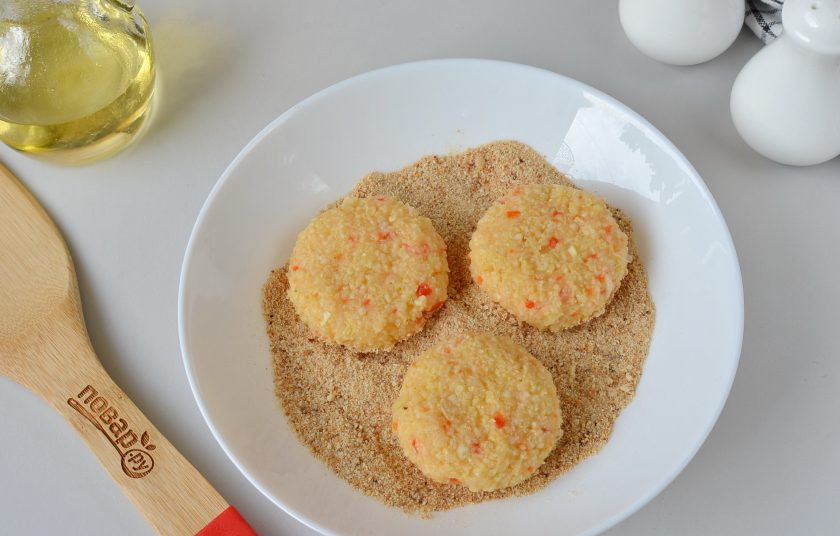 1. Этап. Постные котлеты из пшена: Набирайте столовой ложкой фарш и формируйте круглые или овальные котлеты. Панируйте в сухарях.