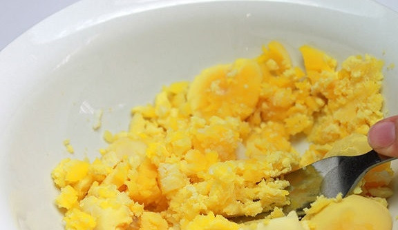 1. Этап. Яйца, фаршированные горчицей: 5. Желток помните вилкой до образования однородной массы.