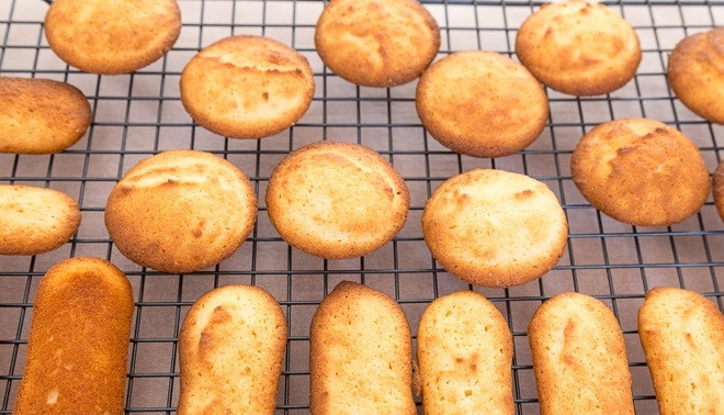 1. Этап. Печенье с творогом: 4. Сформируйте печенье и выложите его на противень с пергаментом, запекайте в разогретом до 160-170 градусов духовом шкафу около получаса. Переложите печенье на решетку для остывания.