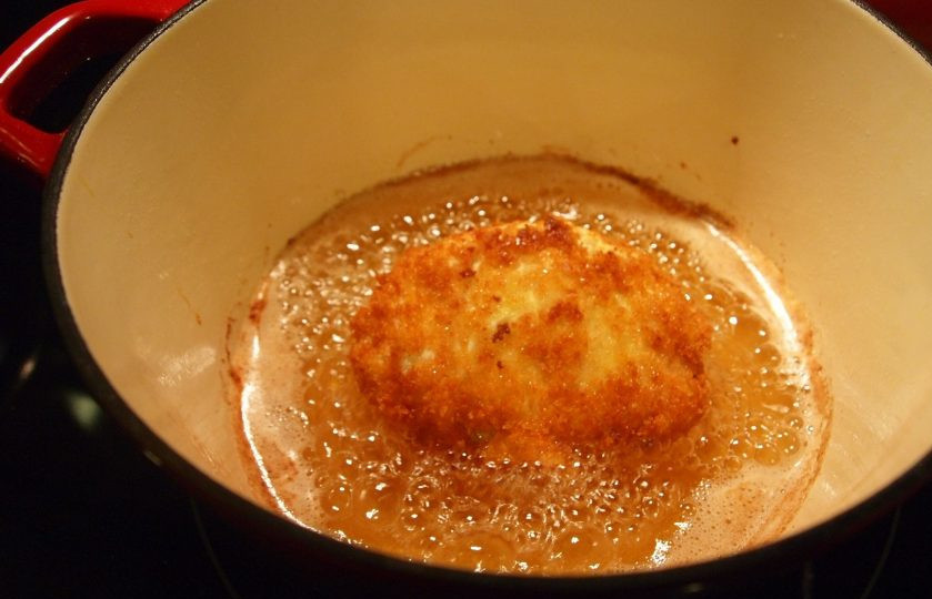 1. Этап. Самые ленивые Котлеты по-киевски: 7. Разогрейте сковороду с большим количеством растительного масла, обжаривайте каждую котлету 3-5 минут с каждой стороны.