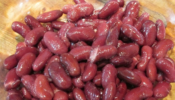 1. Этап. Салат из курицы с фасолью: Банку с фасолью откройте, слейте ненужную жидкость. Можно брать как белую, так и красную фасоль. Последняя смотрится в салате нарядно и красочно.