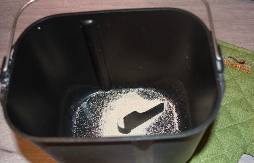 1. Этап. Сдобное дрожжевое тесто: В чашу хлебопечки закладываем продукты для теста по инструкции к хлебопечке. Я готовлю на хлебопечке 