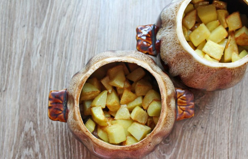 1. Этап. Жаркое по-киевски: Выложите обжаренный картофель в горшочки на мясо.