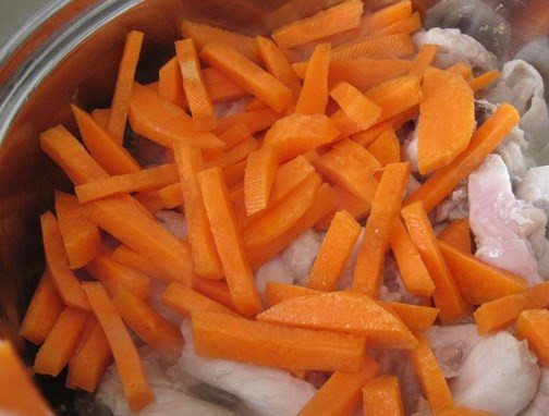 1. Этап. Соте из курицы с грибами: Добавляем морковку, нарезанную крупной соломкой.