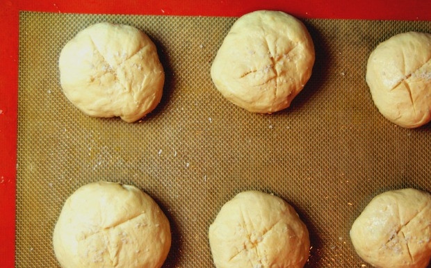 1. Этап. Булочки для перекуса: 12. Выложите булочки шумовкой на смазанный растительным маслом противень, острым ножом сделайте неглубокие надрезы крест на крест. Смажьте булочки 4 столовыми ложками растопленного сливочного масла, посыпьте чесночным порошком, солью.