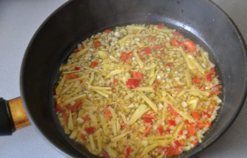 1. Этап. Кальмары в чесночном соусе: Обжарьте 3-4 минуты.