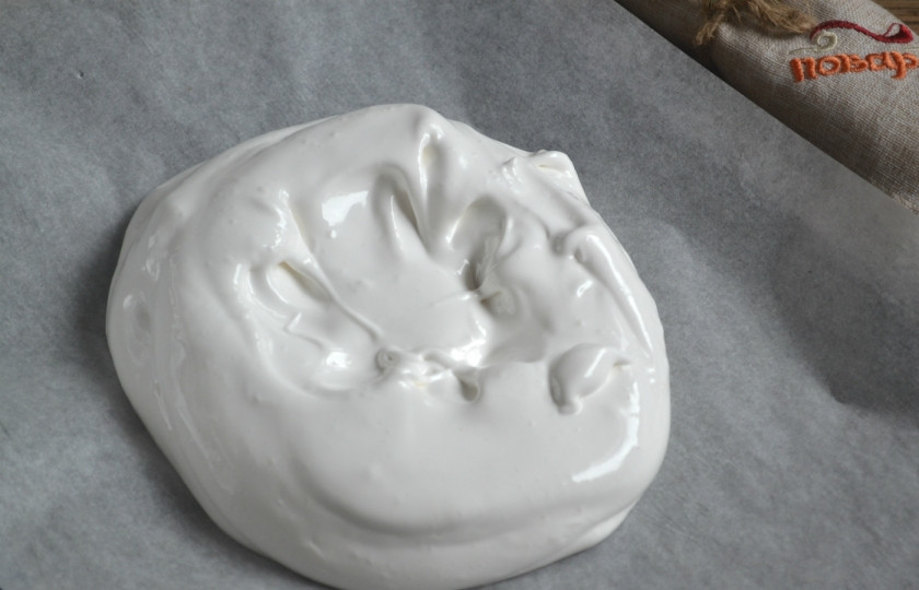 1. Этап. Десерт Павлова: Готовую массу выложите на противень, застеленный пергаментом, придайте ей округлую форму в небольшим углублением в середине. Духовку заранее разогрейте до 120 градусов. Отправьте запекаться безе на 40-60 минут.