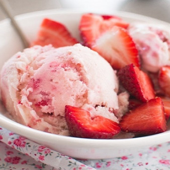 Мороженое с клубникой