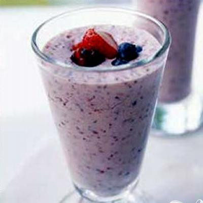 1. Этап. Витаминный напиток Великолепная клюква: 5. Разлейте напиток по высоким прозрачным бокалам и наслаждайтесь вкусом и пользой с самыми дорогими для вас людьми.