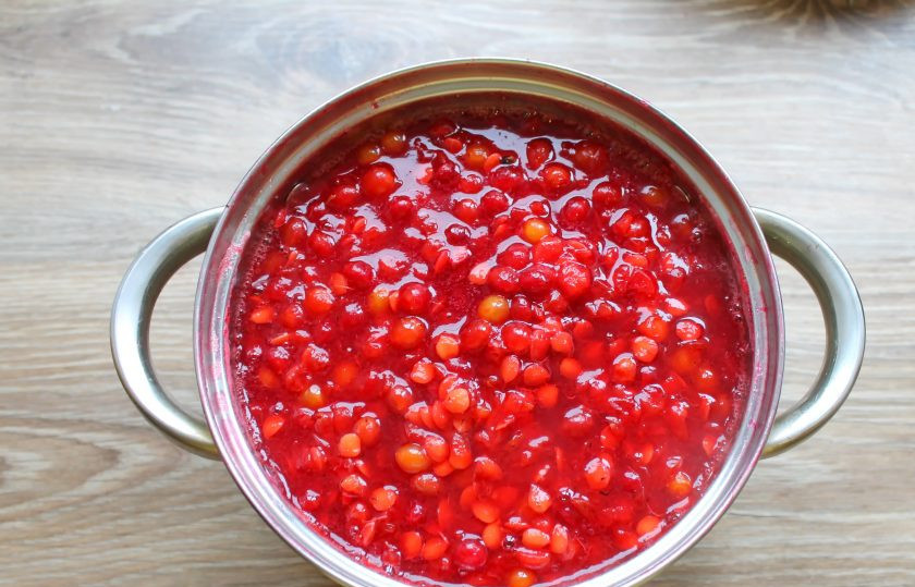1. Этап. Варенье из калины без косточек: Поставьте кастрюлю на средний огонь и доведите до кипения. Варите в течение 10 минут, снимите с огня и охладите примерно до 60 градусов.