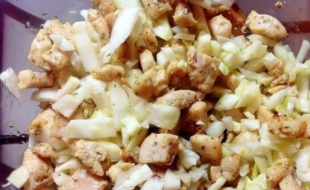 1. Этап. Шаурма с крабовыми палочками: Мелко шинкуем капусту.