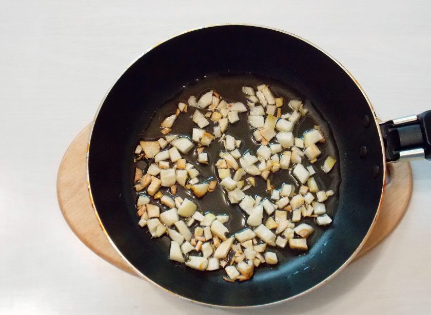 1. Этап. Паста Том Ям: Чеснок очистите и порежьте на кусочки. В сковороду налейте растительное масло и разогрейте на среднем огне. Убавьте огонь, и выложите чеснок. Обжаривайте чеснок в течение 2-3 минут. Уберите чеснок из сковороды в миску.