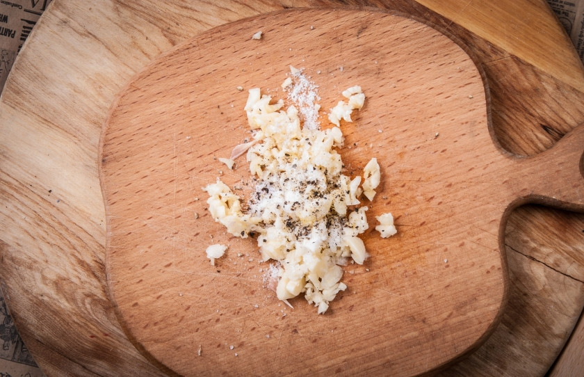 1. Этап. Хрустальный холодец из домашнего петуха: 6. Отдельно нарезаем мелко чеснок.