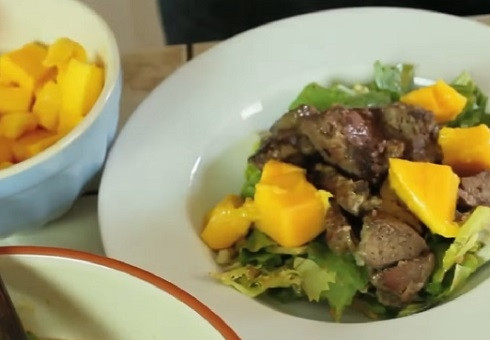 1. Этап. Салат с куриной печенкой: И формируем салат. Раскладываем по тарелкам зелень, печень и добавляем манго. Сверху еще немного поливаем соусом и посыпаем перцем.