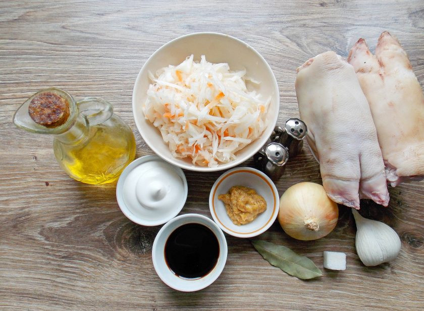 1. Этап. Свиные ножки с капустой: Подготовьте все необходимые ингредиенты для приготовления свиных ножек с капустой.