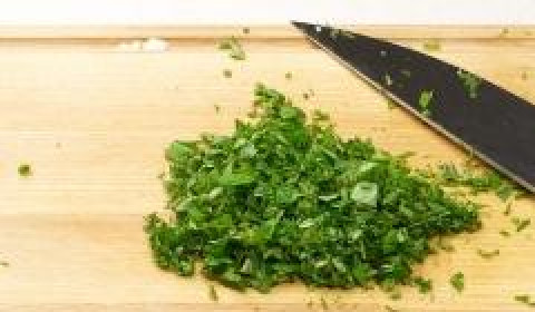 1. Этап. Салат из помидоров: Вымытую и обсушенную мяту мелко шинкуем.