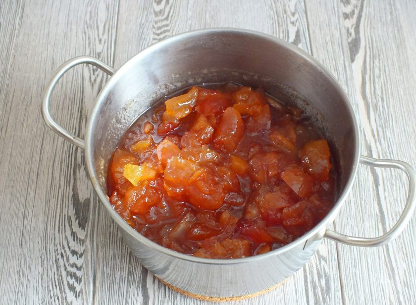 1. Этап. Джем Серенада: Готовый джем станет янтарного цвета, дольки яблок пропитаются сиропом и будут прозрачными.