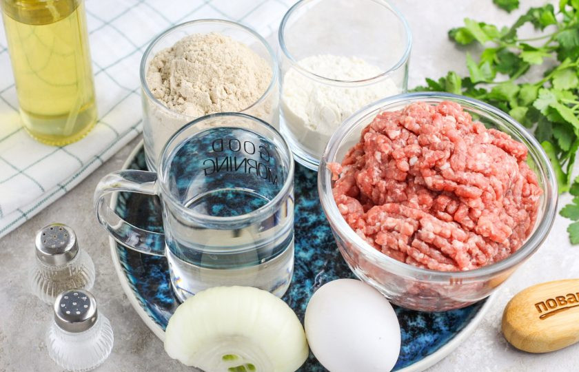 1. Этап. Пельмени Малороссийские из гречневой муки: Подготовьте указанные ингредиенты. Фарш можно использовать любой по вашему вкусу: куриный, свиной, говяжий или их частично добавлять и перемешивать.