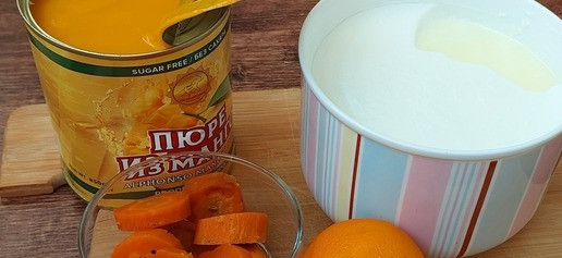 1. Этап. Морковный смузи с манго: В смузи я использую пюре манго. Манго- фрукт я предпочитаю есть, а не пить. Если не успеваю использовать всю банку, остатки замораживаю порционно. Апельсин можно использовать целиком, предварительно почистив. Морковь предпочитаю запеченную, но можно приготовить любым способом.