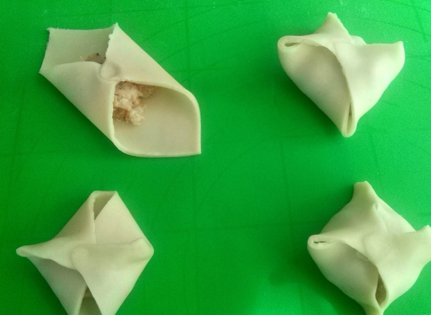 1. Этап. Манты с тыквой и мясом в мультиварке: Защипните противоположные края квадрата по очереди с двух сторон.