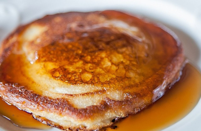 1. Этап. Оладьи на топленом молоке: Обжаривайте с обеих сторон до золотистой корочки.