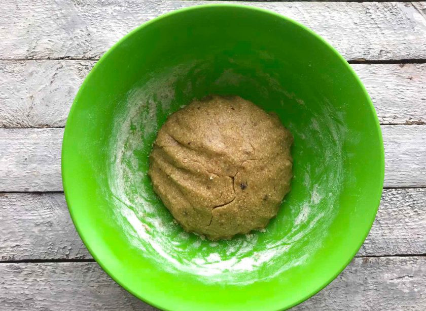 1. Этап. Овсяное печенье на сливочном масле: Замесите тесто.