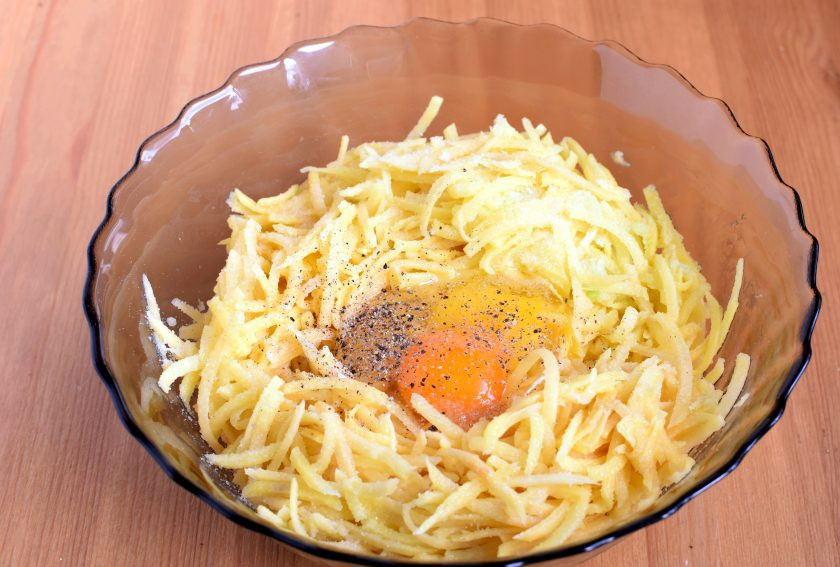 1. Этап. Картофельный кугл: Добавьте яйца, посолите и поперчите по вкусу. Всыпьте муку и хорошо перемешайте массу.