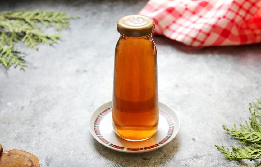 1. Этап. Настойка из зверобоя: Процедите настойку через марлю, сложенную в несколько слоев. Перелейте настойку в чистую, сухую бутылку, плотно закройте и уберите на хранение.