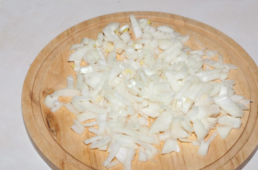 1. Этап. Печень говяжья по-строгановски: Лук очистите и нарежьте мелким кубиком.