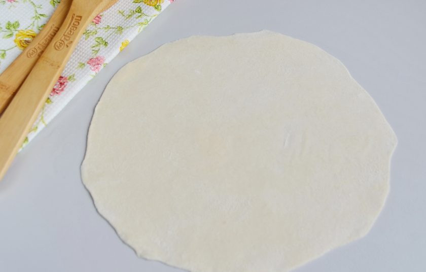 1. Этап. Шима блюдо: Отдохнувшее тесто разделите на части, у меня получилось 4 комочка небольших. Каждый раскатайте максимально тонко, толщина листа — 1 мм. Присыпайте мукой в процессе.