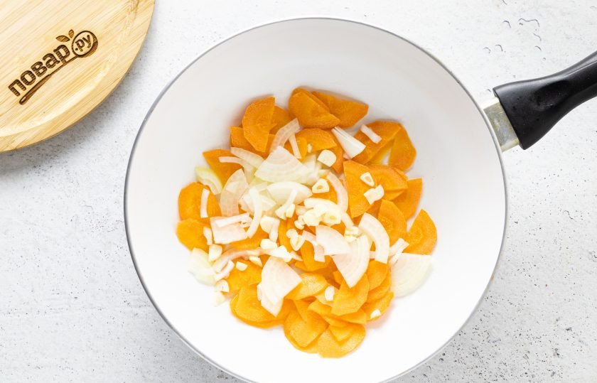 1. Этап. Рагу с баклажанами и стручковой фасолью: Нарежьте лук полукольцами, а морковь тонкими кружочками. Чеснок мелко порубите. Обжарьте в небольшом количестве масла до золотистого цвета.