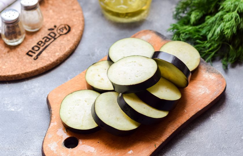 1. Этап. Пикантные баклажаны: Нарежьте баклажаны кружочками.