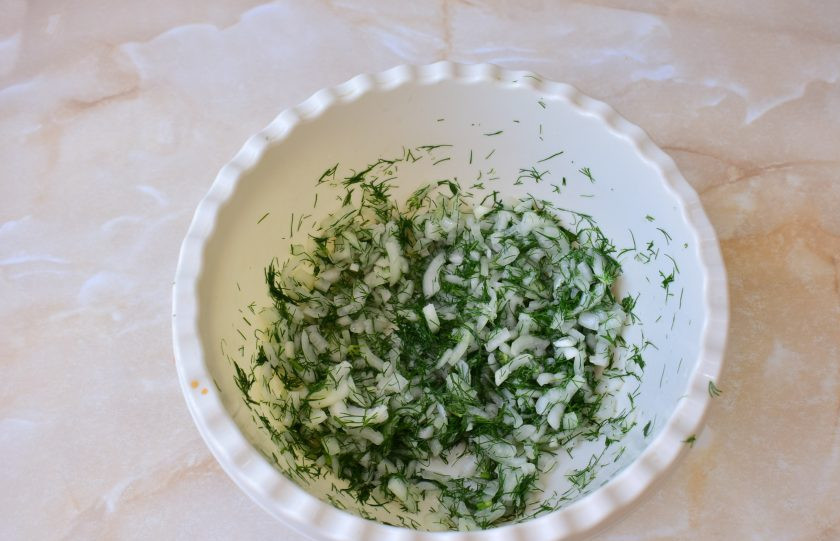 1. Этап. Шашлык в шампанском: Лук очистите и нарежьте полукольцами. Немного помните его руками, чтобы он быстрее начал пускать сок. Затем добавьте к нему измельченный свежий укроп.