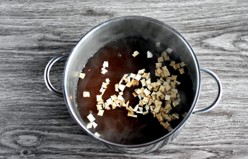 1. Этап. Индийский суп из чечевицы: В середине варки добавьте к чечевице сушеные корни сельдерея.