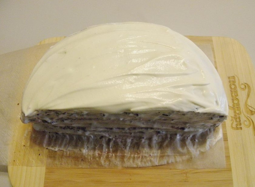 1. Этап. Сметанник шоколадный: 8. Затем снова корж, клубничный джем и сметанный крем, с последующими коржами делаем то же самое до последнего коржа. Верх, бока также смажьте кремом.