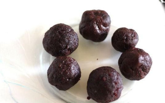 1. Этап. Пирожное чупа-чупс: Крошки пересыпать в миску, добавить немного теплого молока и скатать шарики.