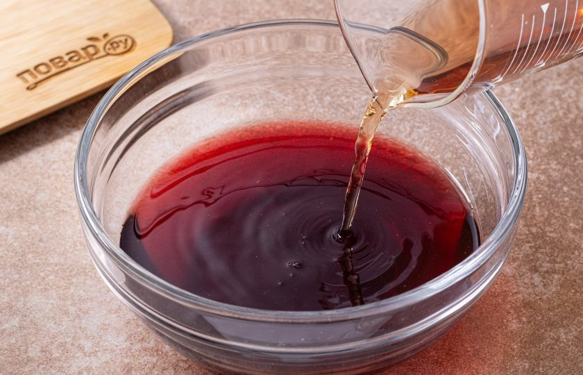 1. Этап. Кофейный пунш: Влейте ром к вину.