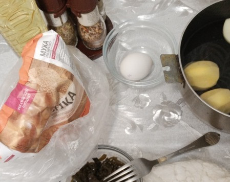 1. Этап. Сырники с морской капустой: Подготовить ингредиенты. Картофель и лук почистить.