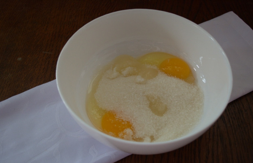 1. Этап. Диетические маффины: В миску вбейте два яйца. Добавьте сахар, соль, разрыхлитель (1 ч. ложка) или соду пищевую (0,5 ч. ложки). Если вы используете соду, то погасите ее. Я предпочитаю использовать разрыхлитель. Его точно гасить не надо.