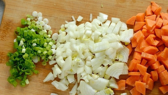 1. Этап. Грибной суп для похудения: Репчатый и зеленый лук нарезаем мелко. Морковь я предпочитаю резать на четвертинки, так суп получается очень красивый.