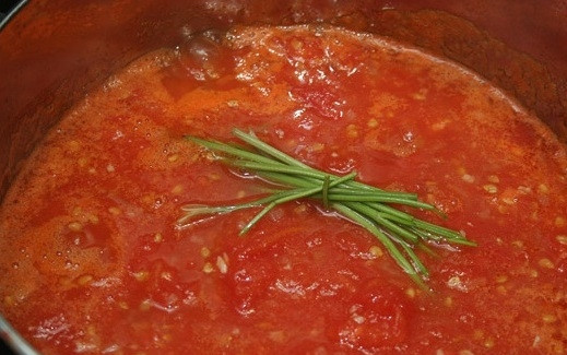 1. Этап. Томатный крем-суп со сливками: 5. Помидоры измельчаем в блендере и отправляем в кастрюлю, добавив воду или бульон (если суп не постный планируется).