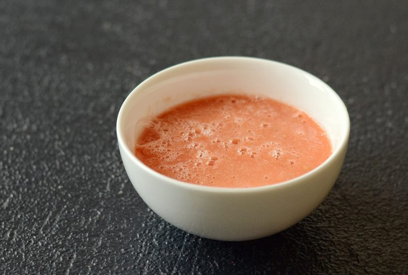 1. Этап. Соус лечо: Измельчите помидоры блендером до состояния однородного пюре.